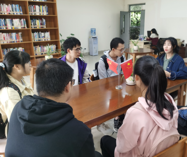 秉承大学的实践嵌入式培育理念为学生供