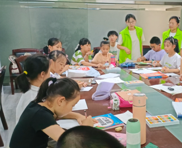 秉承大学的实践嵌入式培育理念为学生供给紧贴工作实践的学习时机