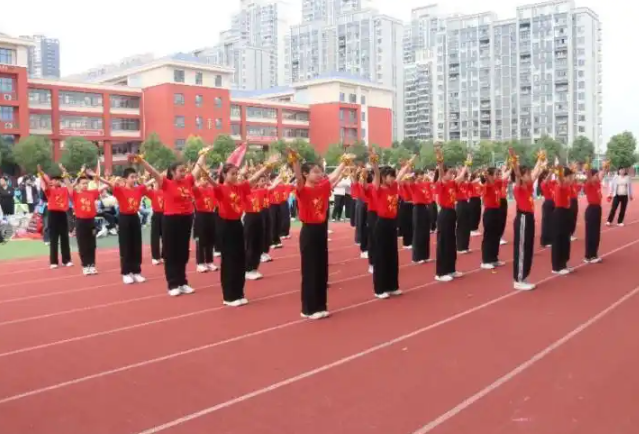笃定中学的高一重生眉宇间有一股新学校新起点才有的锐气 笃定中学的高一重生眉宇间有一股新学校新起点才有的锐气