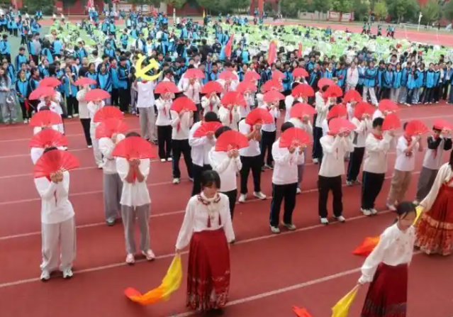 促进不同学段学生之间的交流为给互相学