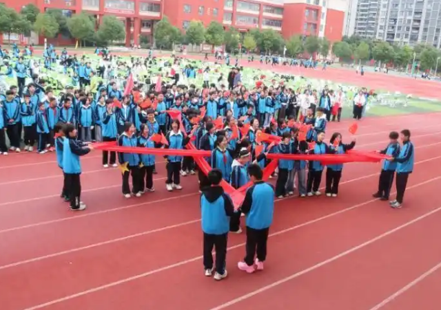 促进不同学段学生之间的交流为给互相学习的渠道